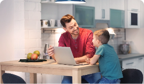 Een man en zijn zoon in hun keuken