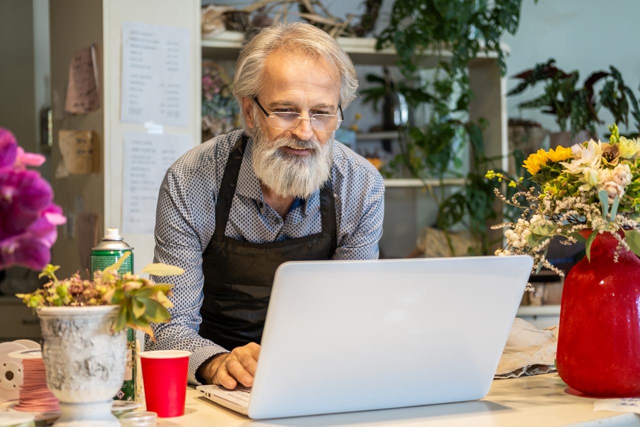 Een bloemist die zijn bank online raadpleegt 