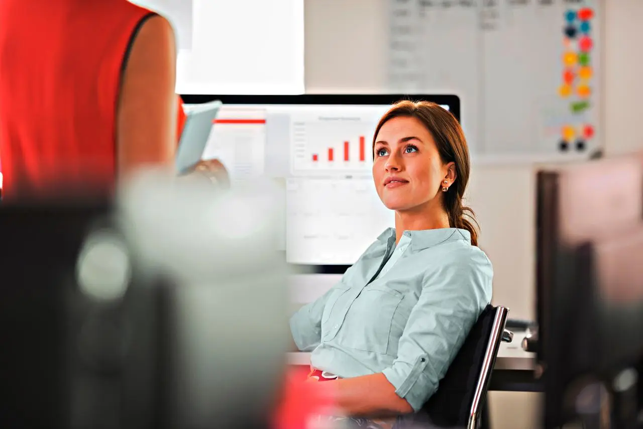 een vrouw analyseert cijfers op haar computer