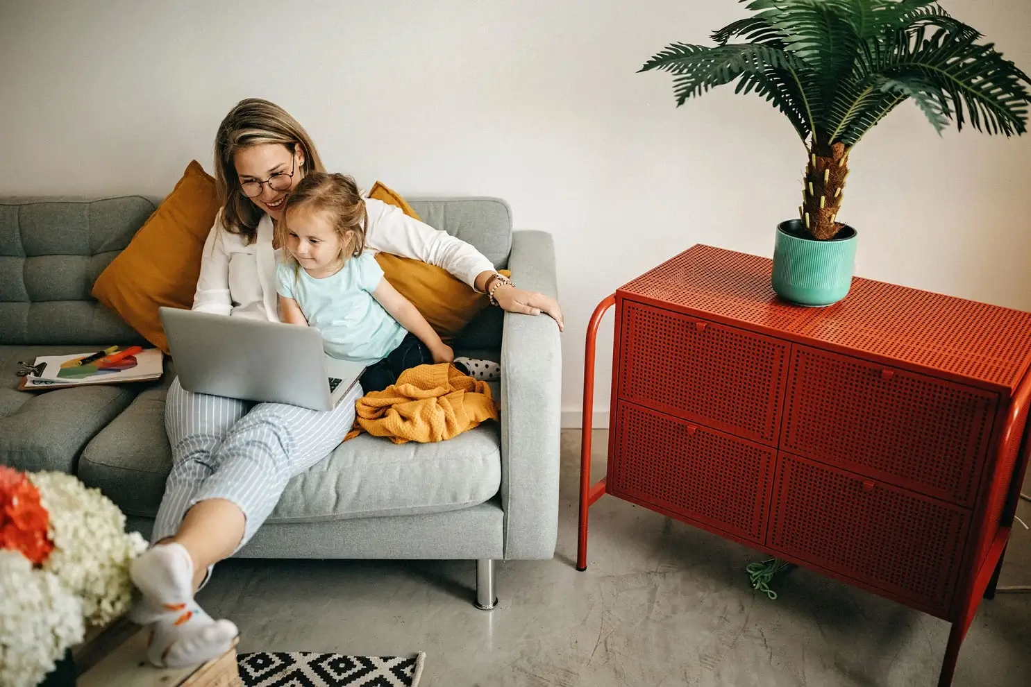 moeder en kinderen achter de computer