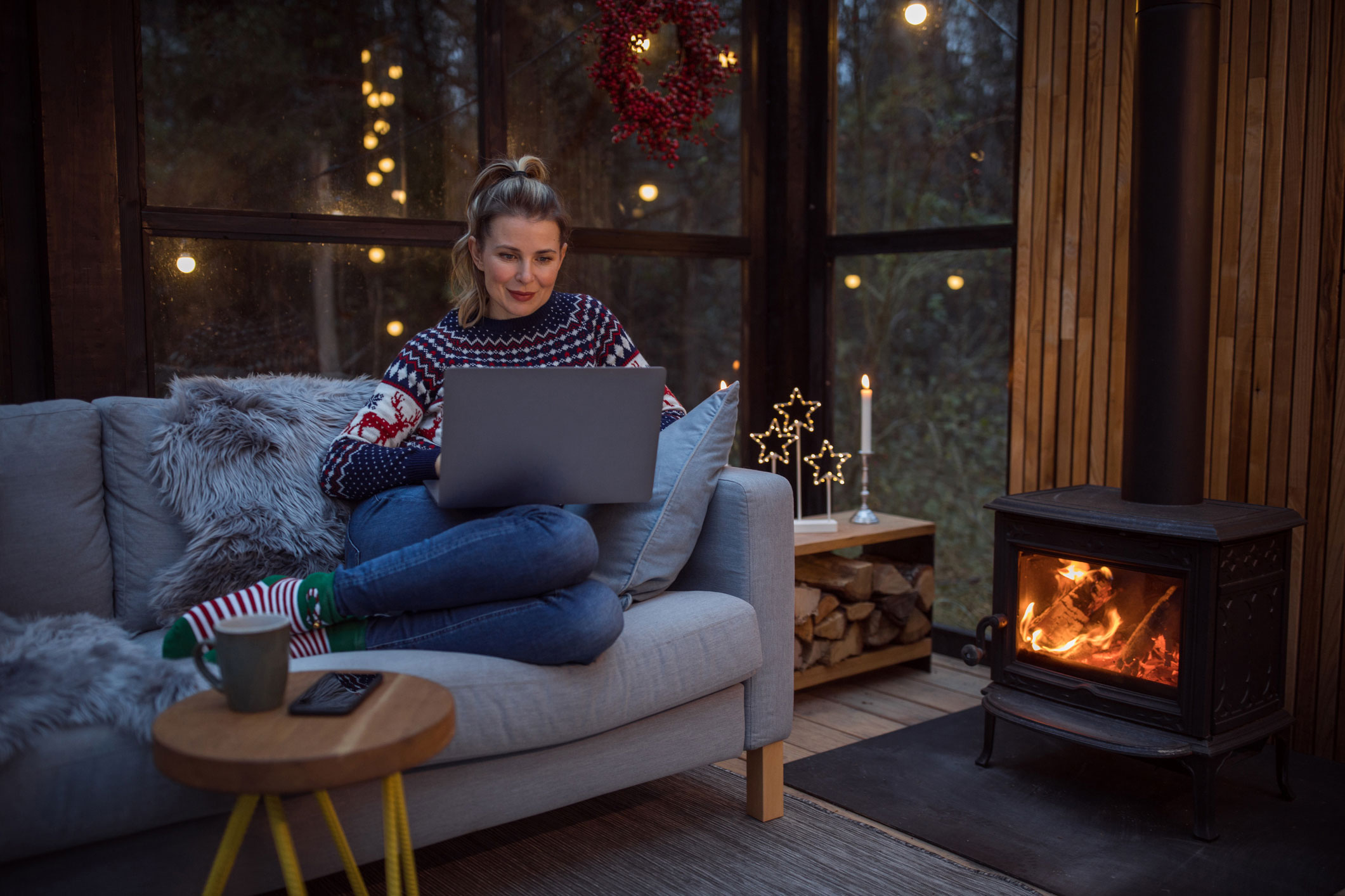 Vrouw op de computer met kerst 