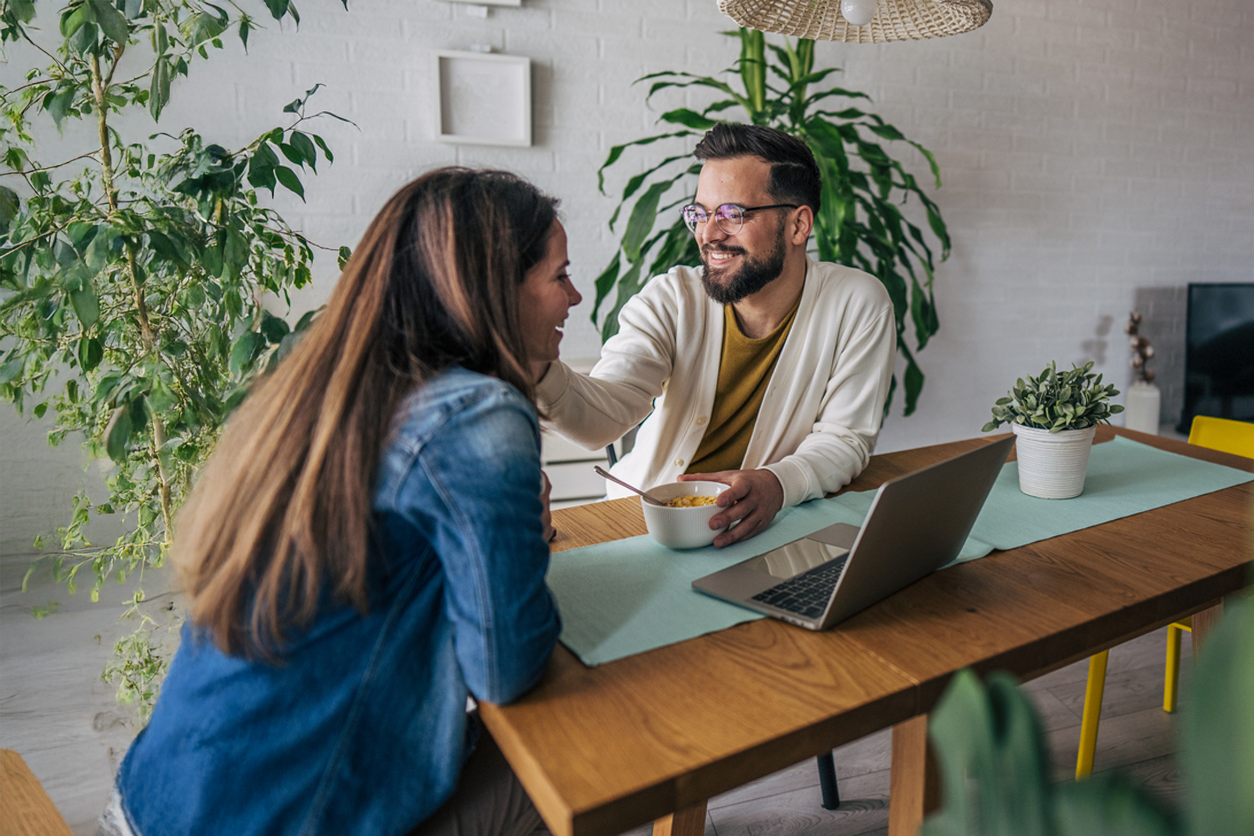 Koppel op laptop aan tafel