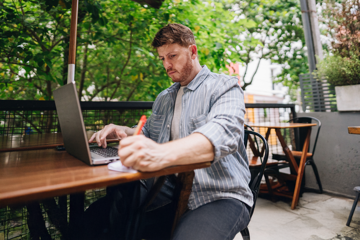 Man achter laptop aan het sparen