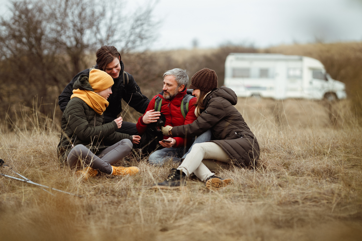 Gezin aan het kamperen
