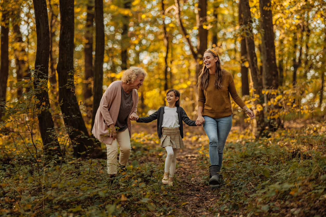 Boswandeling met kleinkind