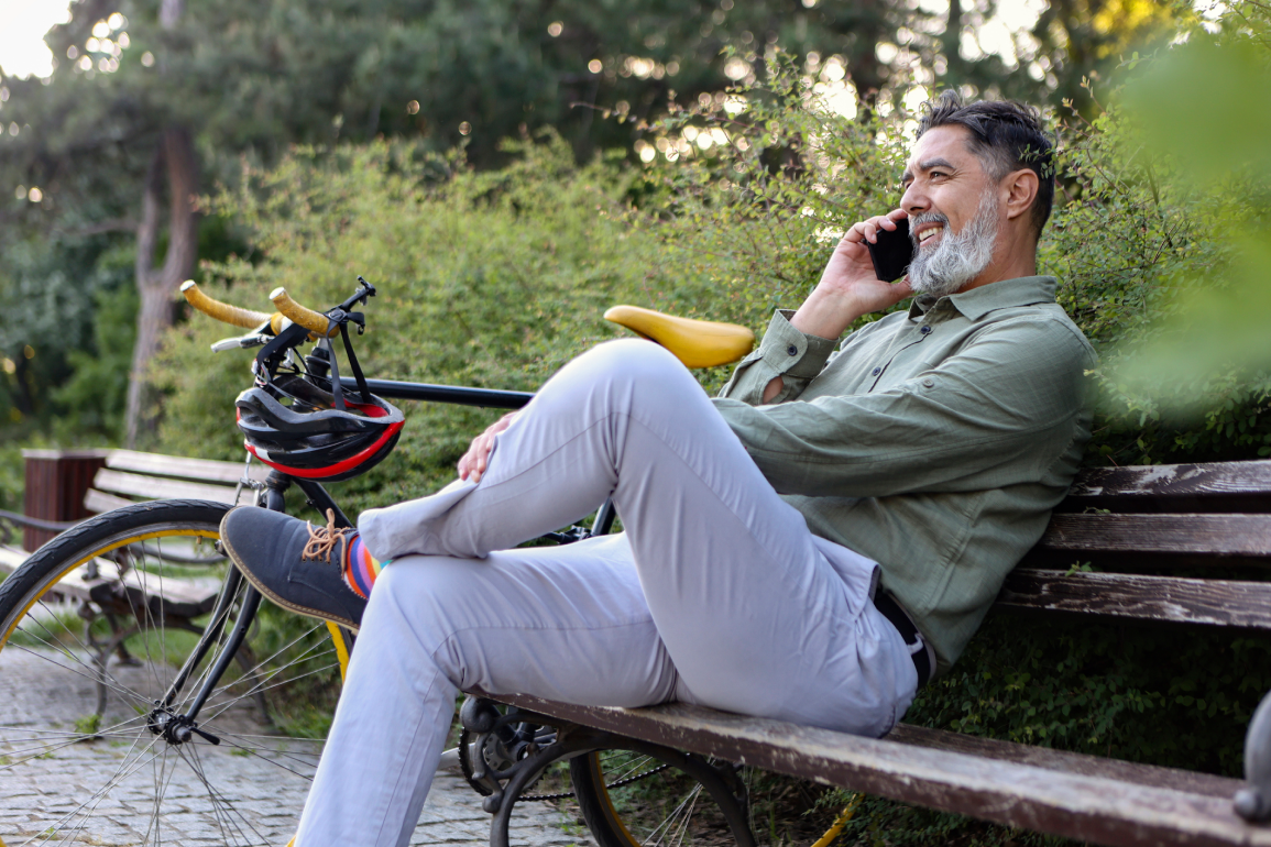 Man zit al bellend op een bank in een park
