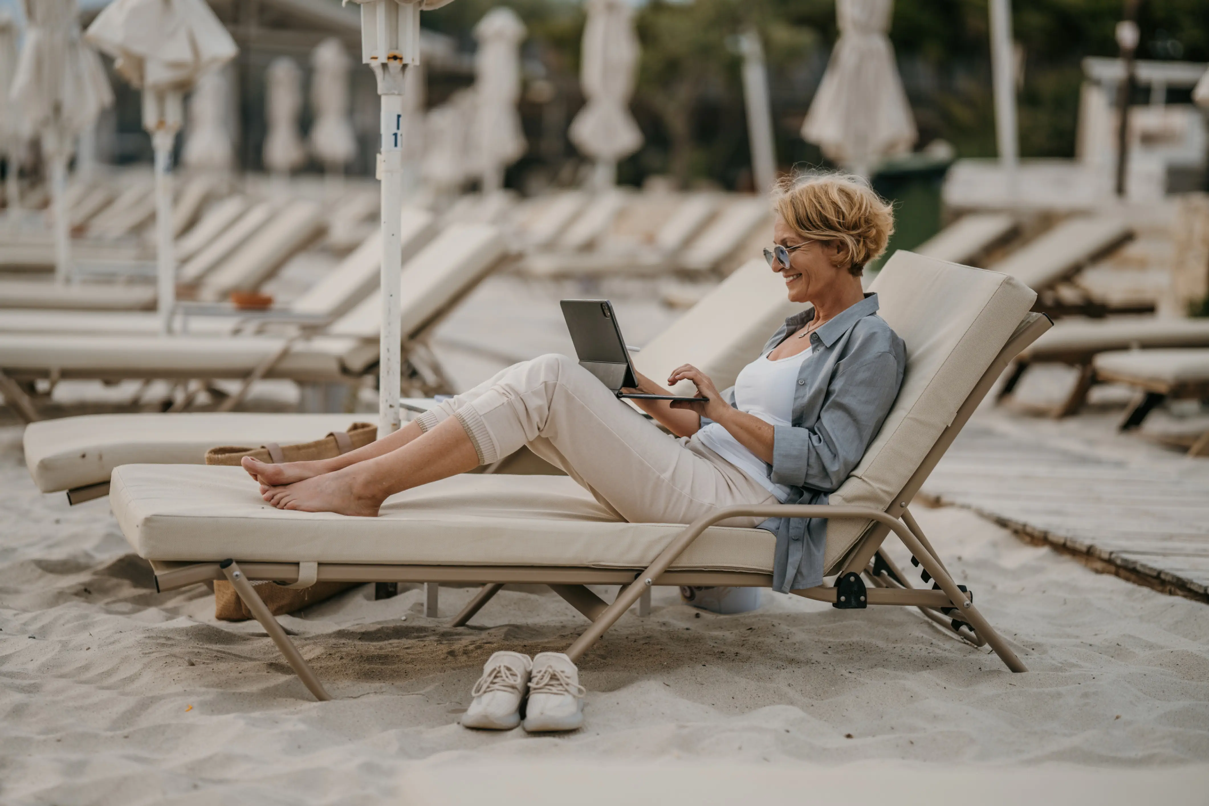 Vrouw aan het bankieren op reis