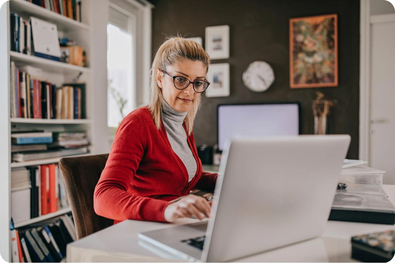 een vrouw raadpleegt haar bank online in haar woonkamer 