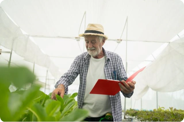 een man in zijn tuin 