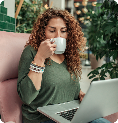 een vrouw die thee drinkt