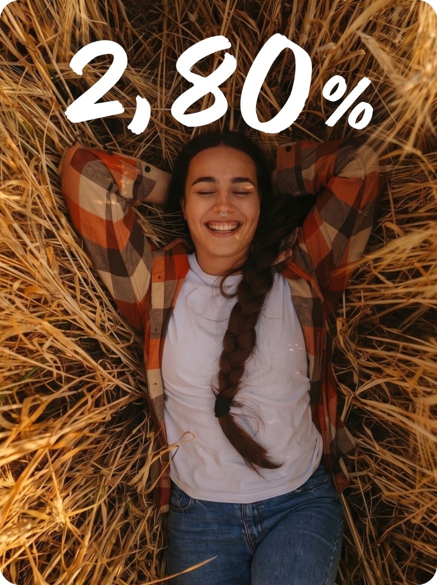 Een vrouw die op de grond in een veld ligt